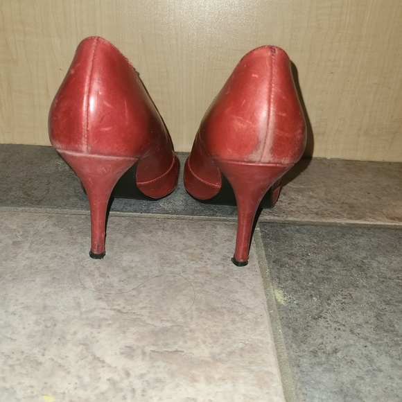 7.5 Red Steve Madden vintage/early 2000s red cut out pumps - Picture 3 of 4